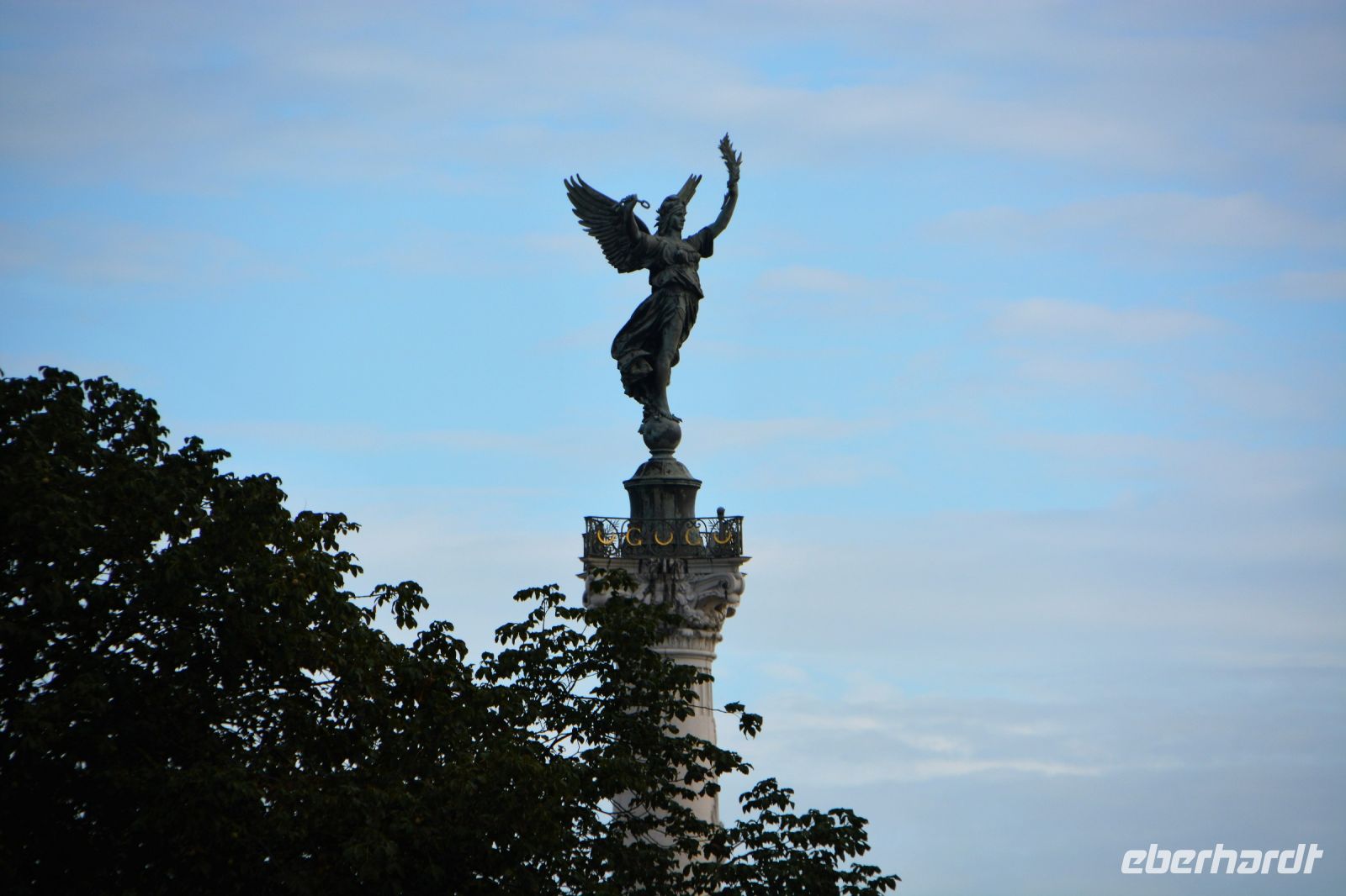 Engel mit zerbrochenen Ketten - Freiheit und Unabhängigkeit in Bordeaux