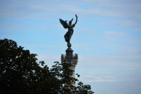 Engel mit zerbrochenen Ketten - Freiheit und Unabhängigkeit in Bordeaux