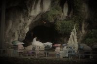 Gläubige vor der Grotte in Lourdes