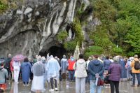 Andacht vor der Grotte der Massabielle