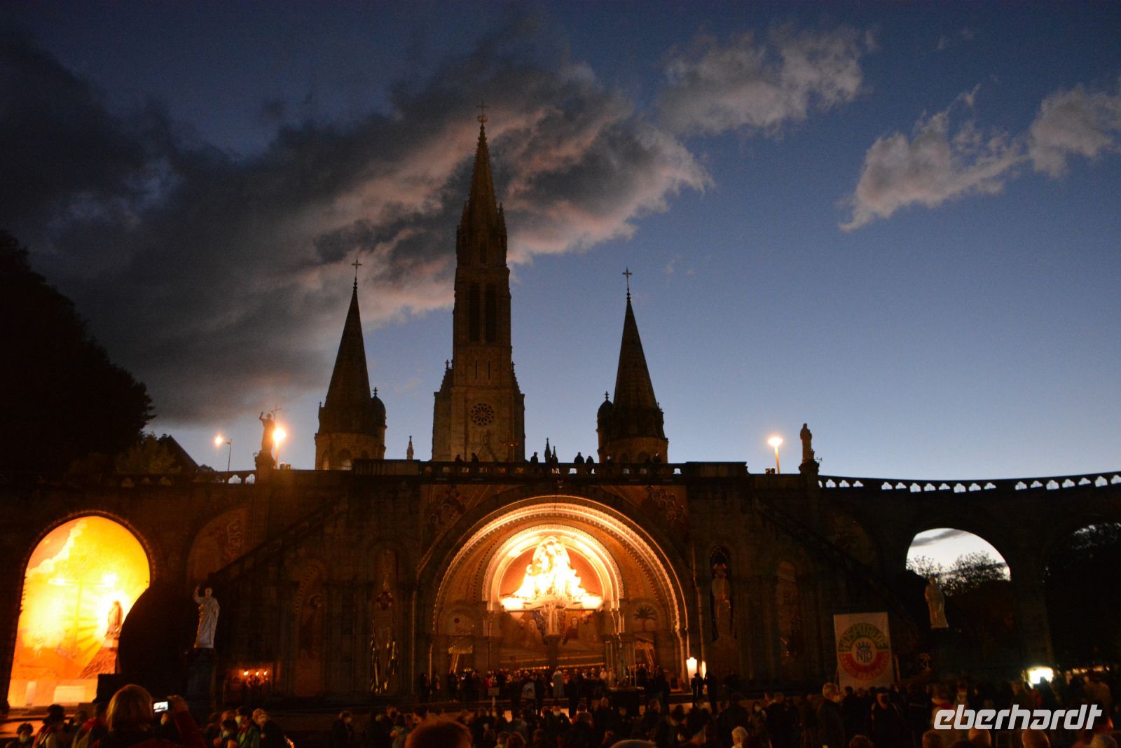 Lourdes bei Nacht