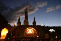 Lourdes bei Nacht