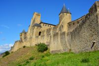 Reste einer Kunstinstallation auf der Außenmauer von der Festung Carcassonne