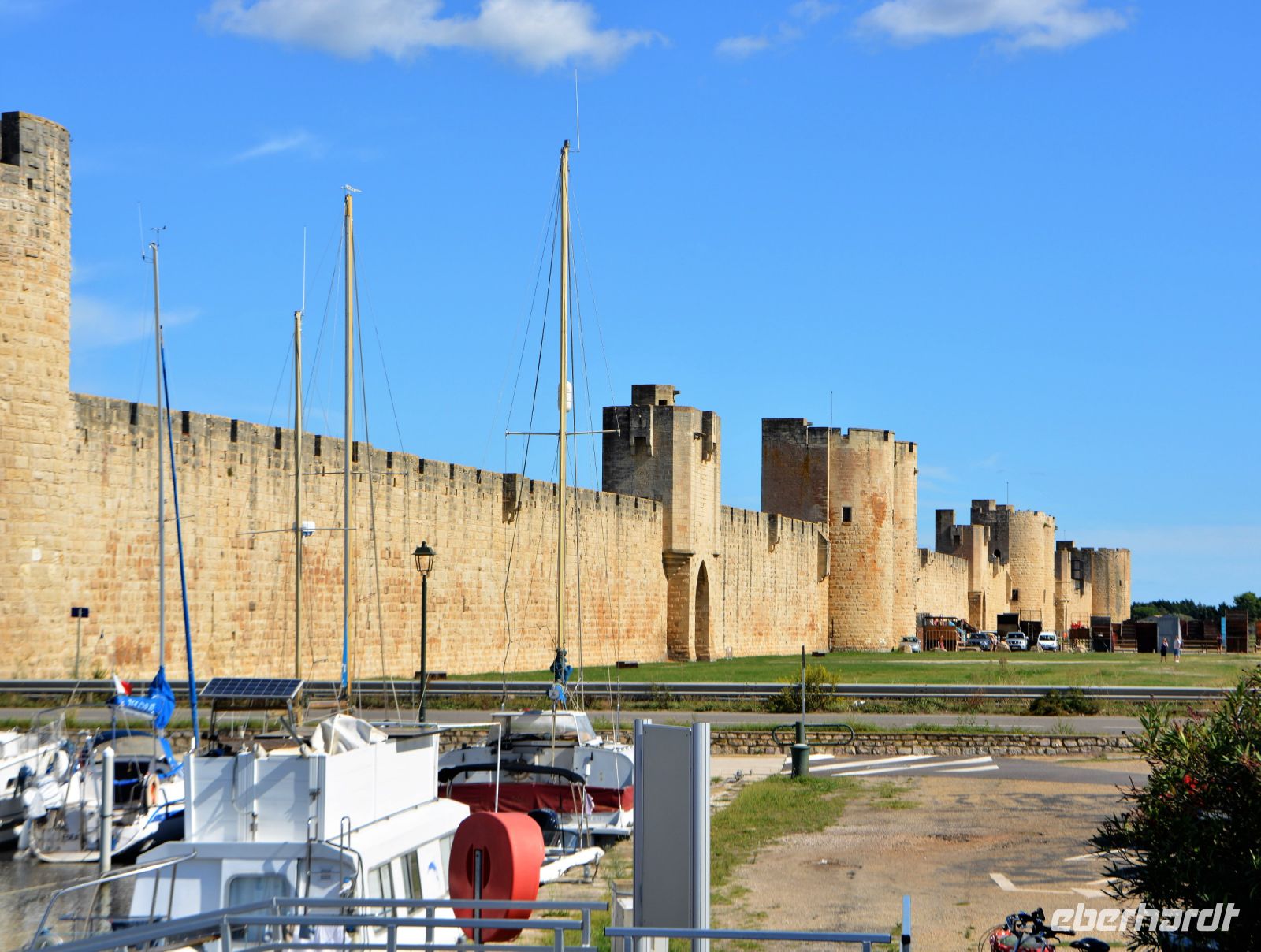 Blick auf die Stadtmauer von Aigues Mortes