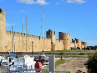 Blick auf die Stadtmauer von Aigues Mortes