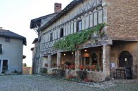 vor der Weinschenke von Clochemerle