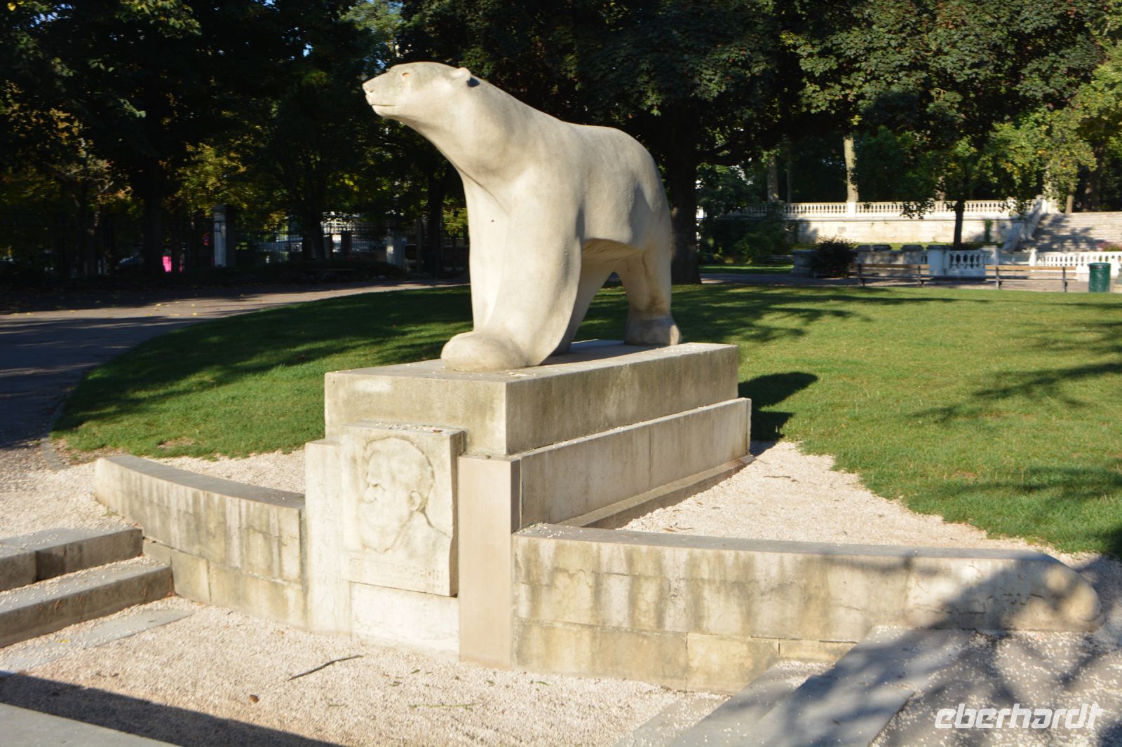 Eisbärenstatue im Jardin Darcy in Dijon