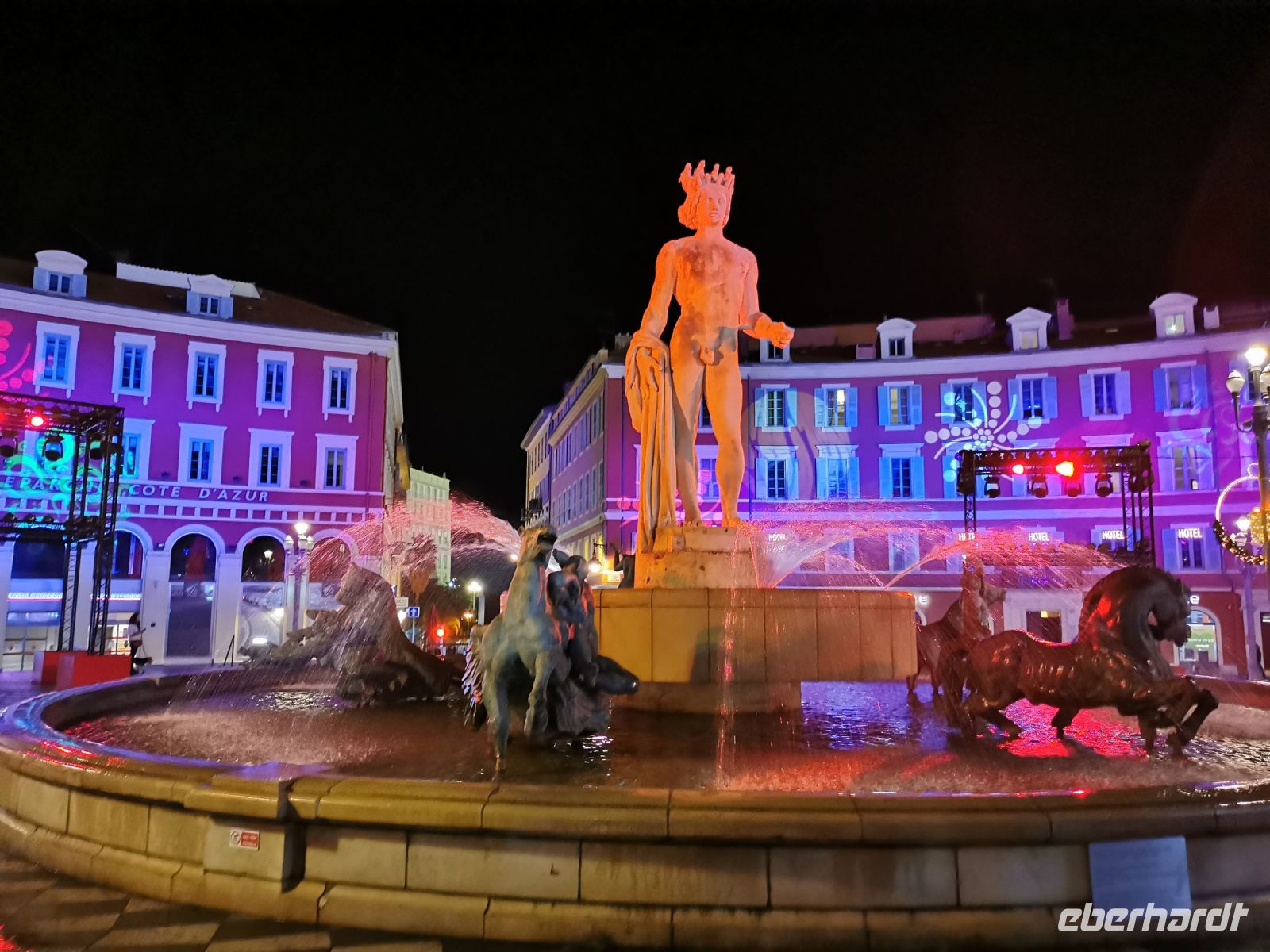 Tag 2 Nizza, Apollostatue in der Fontaine du Soleil bei Nacht