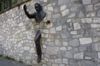 Paris Petit  Tag 4 Ein Mann geht durch die Wand