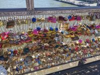 Paris Petit  Tag 3 Liebesschlösser an einer Seinebrücke