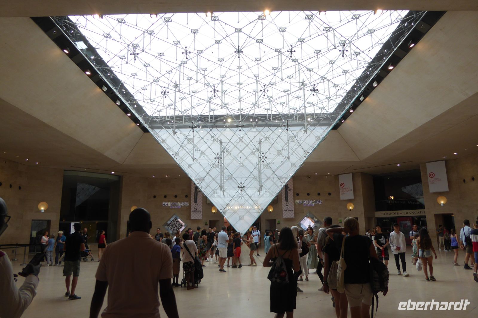 Paris Petit  Pyramide im Louvre