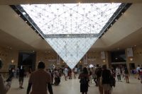 Paris Petit  Pyramide im Louvre