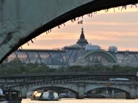 Schiffsfahrt auf der Seine am Abend