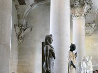 gekonnte Präsentation im Louvre