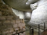 Grundmauern der alten Festung des Louvre