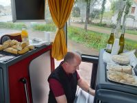 Regenpicnic im Bus mit Fahrer Thomas