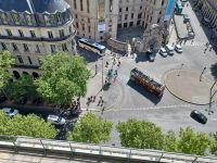 Blick von der Dachterrasse auf den Opernplatz