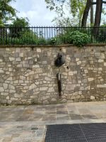 ein Mann geht durch die Wand