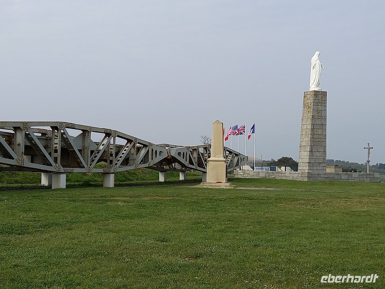 Denkmal und Reste der Ponton-Landungsbrücken bei Arromanches, Landungsküste