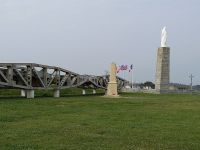 Denkmal und Reste der Ponton-Landungsbrücken bei Arromanches, Landungsküste
