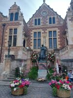 Radreise Frankreich: Loire - Die blumengeschmückte Statue der Hlgn. Johanna vor dem Hotel Groslot