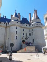 Radreise Frankreich: Loire - Die Reisegruppe an der Zugbrücke des Schlosses von Langeais