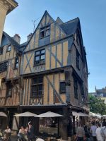 Radreise Frankreich: Loire - Typisches Fachwerkhaus am Place de Plumereau in Tours