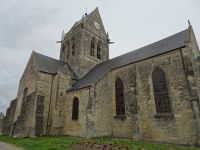 Kirche mit Fallschirmspringer