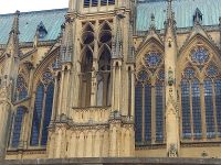 an der Metzer Kathedrale ist eine Jesusfigur nach außen zur Mosel gerichtet. 
