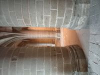 Die wuchtigen Säulen der Unterkirche tragen die ganze Last der Oberen Kirchen