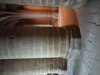 Die wuchtigen Säulen der Unterkirchen tragen die ganze Last der oberen Kirchen