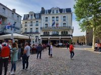 unser Hotel (Links) und unser Restaurant (Geradeaus) in St. Malo
