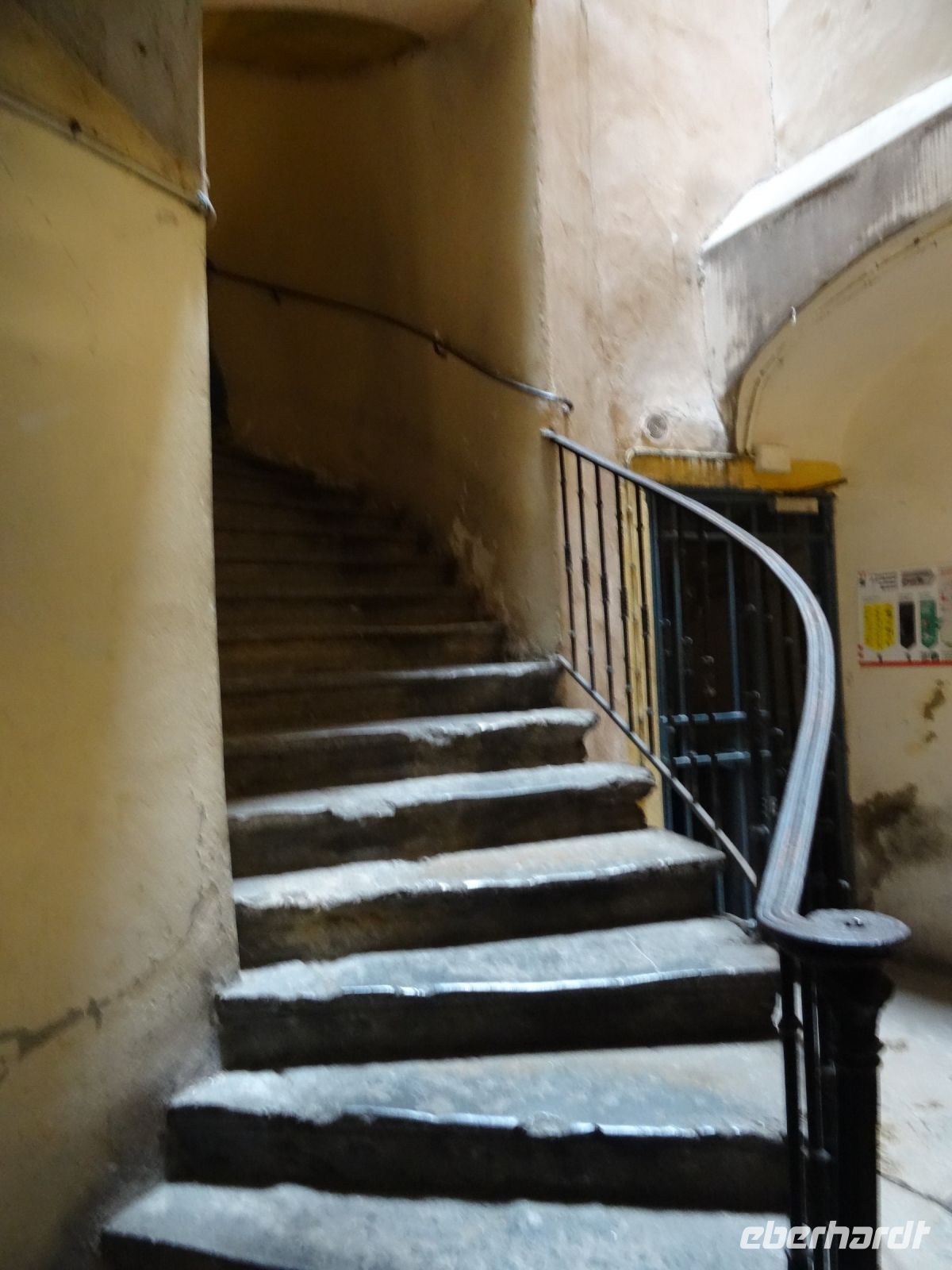 Lyon -  Gang durch den Hausflur