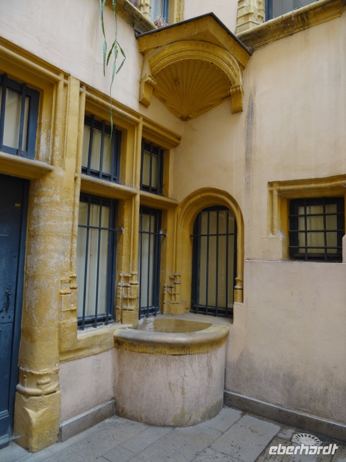 Lyon -  Gang durch den Hausflur