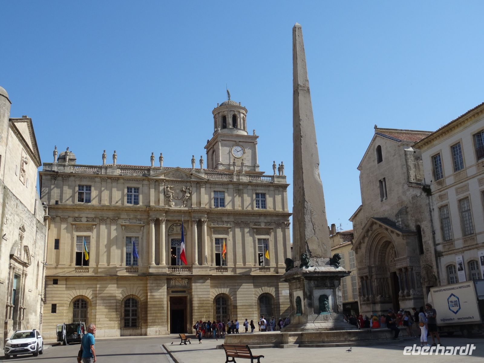 Arles - Platz mit Rathaus und Kathedrale