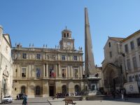 Arles - Platz mit Rathaus und Kathedrale