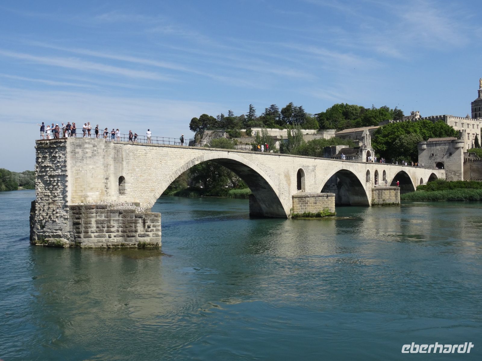Vorbeifahrt an der berühmten Brücke von Avignon - Pont Saint Benezet