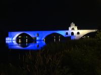 die Brücke von Avignon bei Nacht