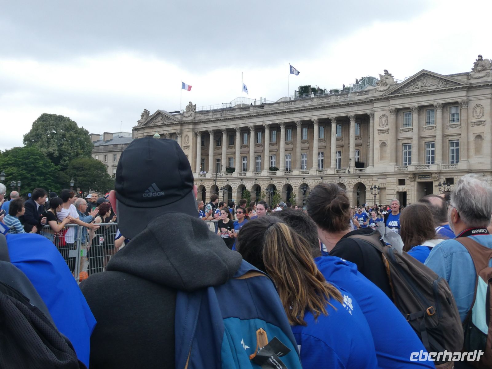 Jung und Alt sind dabei und feuern die Läufer an