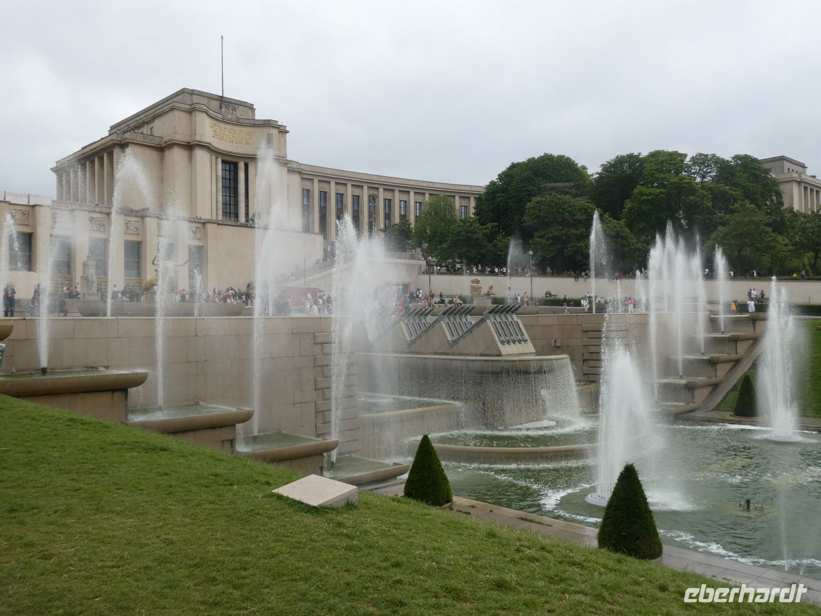 in der Mitte Wasserkannonen