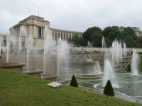 in der Mitte Wasserkannonen