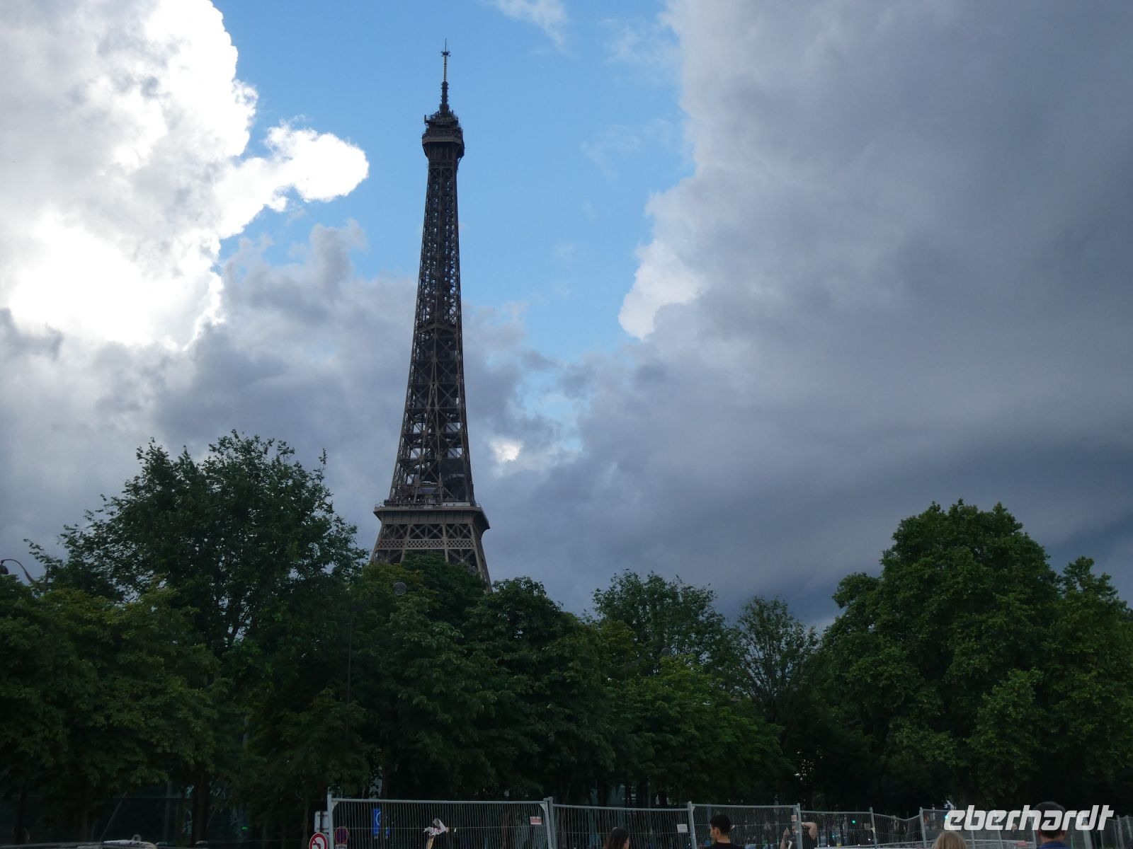 es gibt ja blauen Himmel