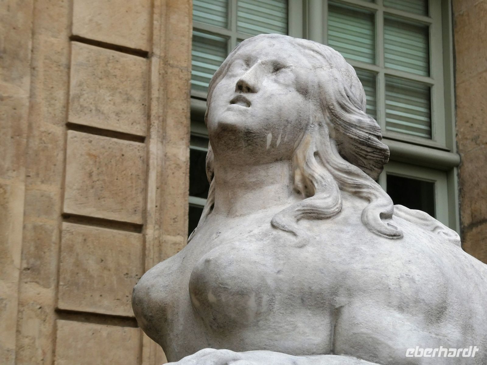 vor dem Eingangsportal des 