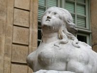 vor dem Eingangsportal des 