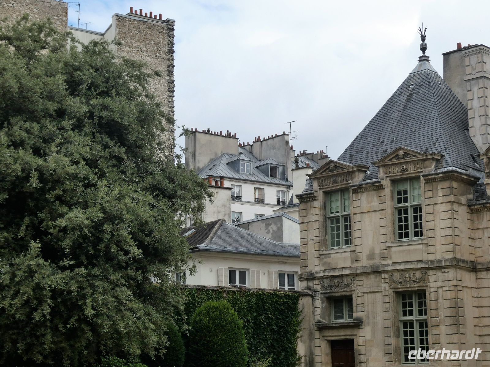 Dächer mit einem Wald von Kaminen