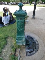 einer der Trinkwasserbrunnen von Paris