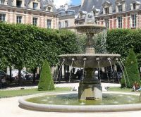 Backsteinarchitektur und hohe Dachschrägen