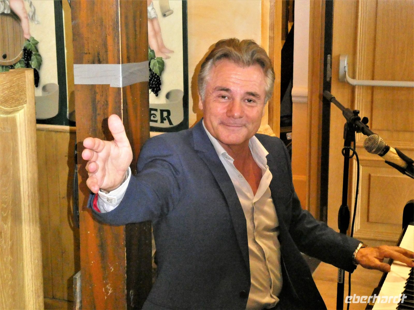 unser Pianist beim Abendessen