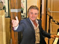 unser Pianist beim Abendessen