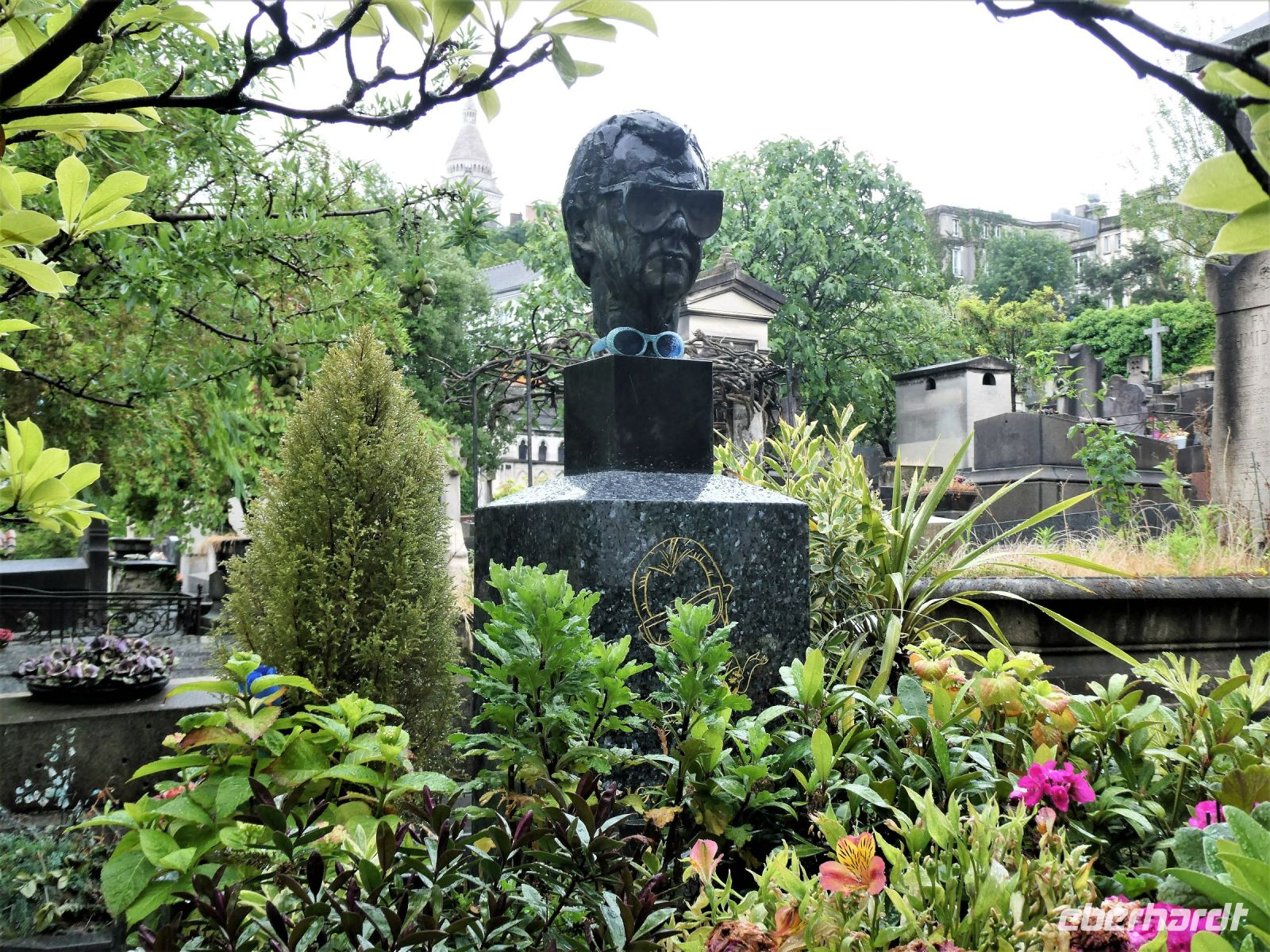 am nächsten Morgen auf dem Friedhof 